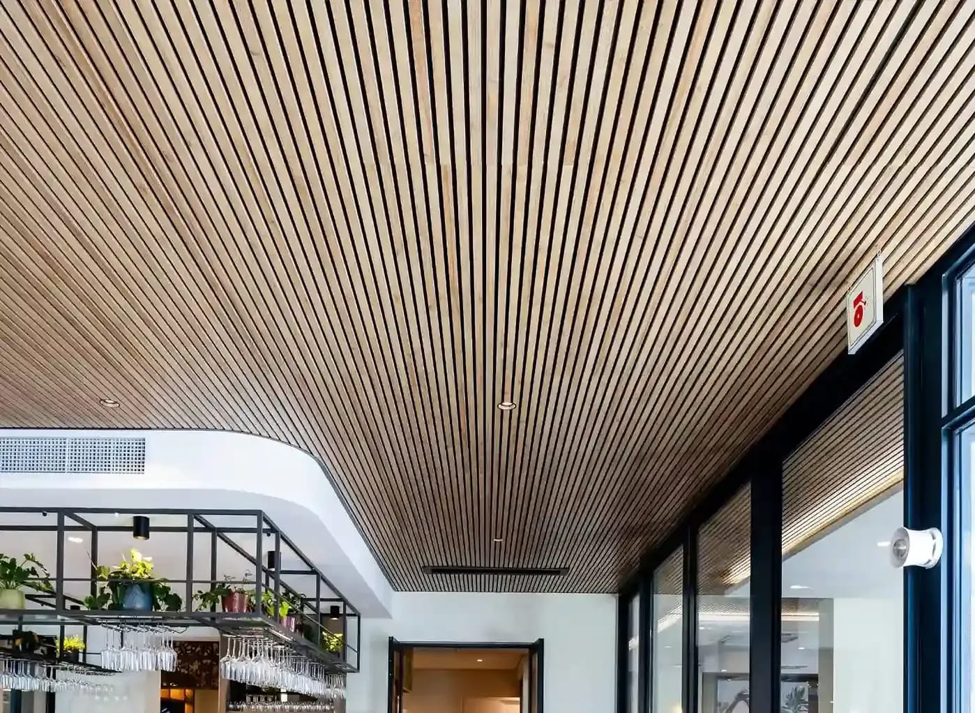 Techo acústico de lamas de madera en proyecto de Ideatec
