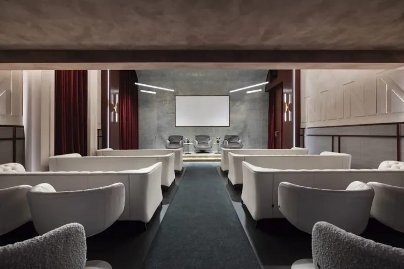 Comment améliorer l'acoustique d'un auditorium : critères de conception et solutions appliquées