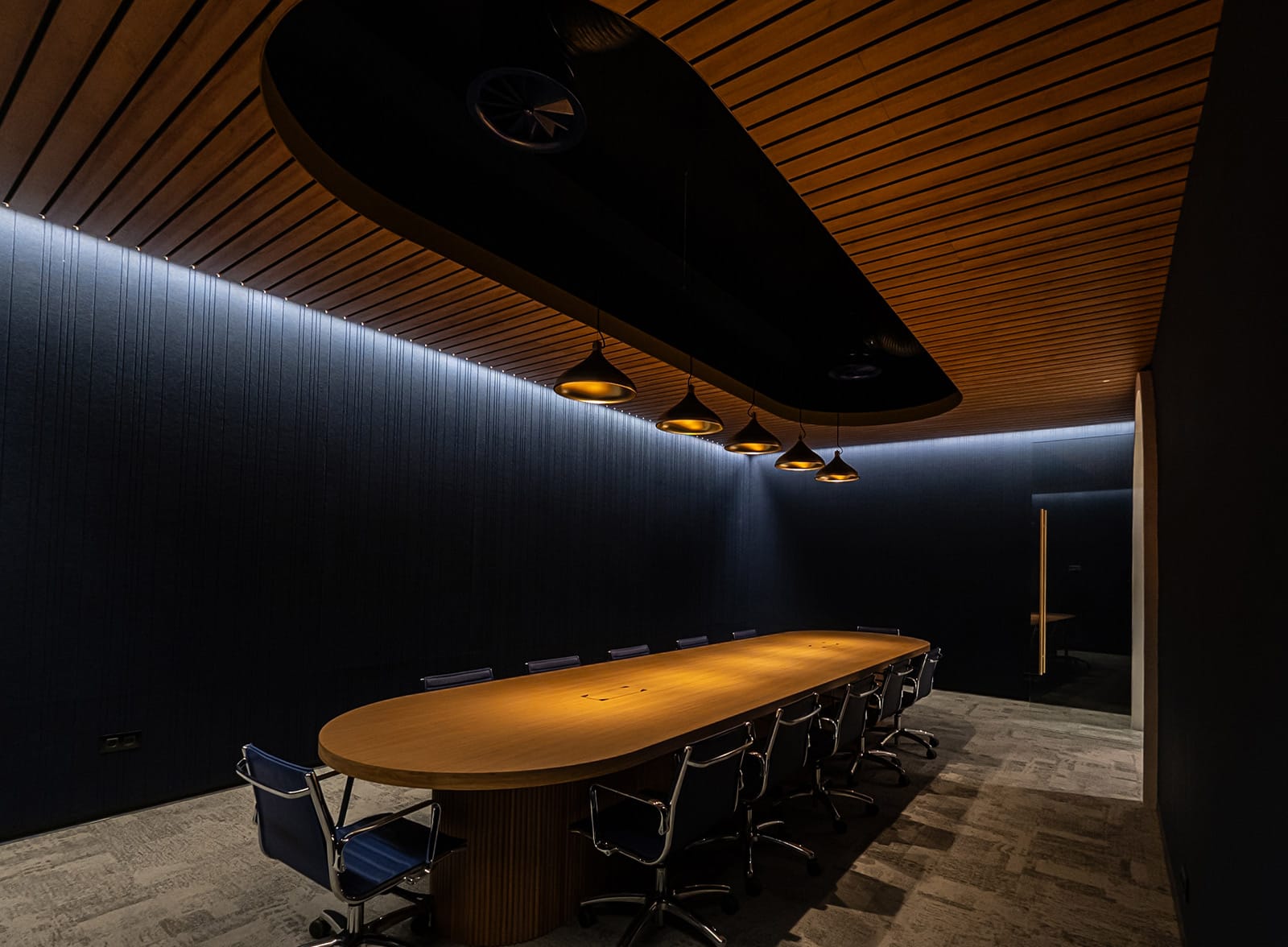 Paneles acústicos de madera Idealux FL en la sala de reuniones del Camp Nou FC Barcelona